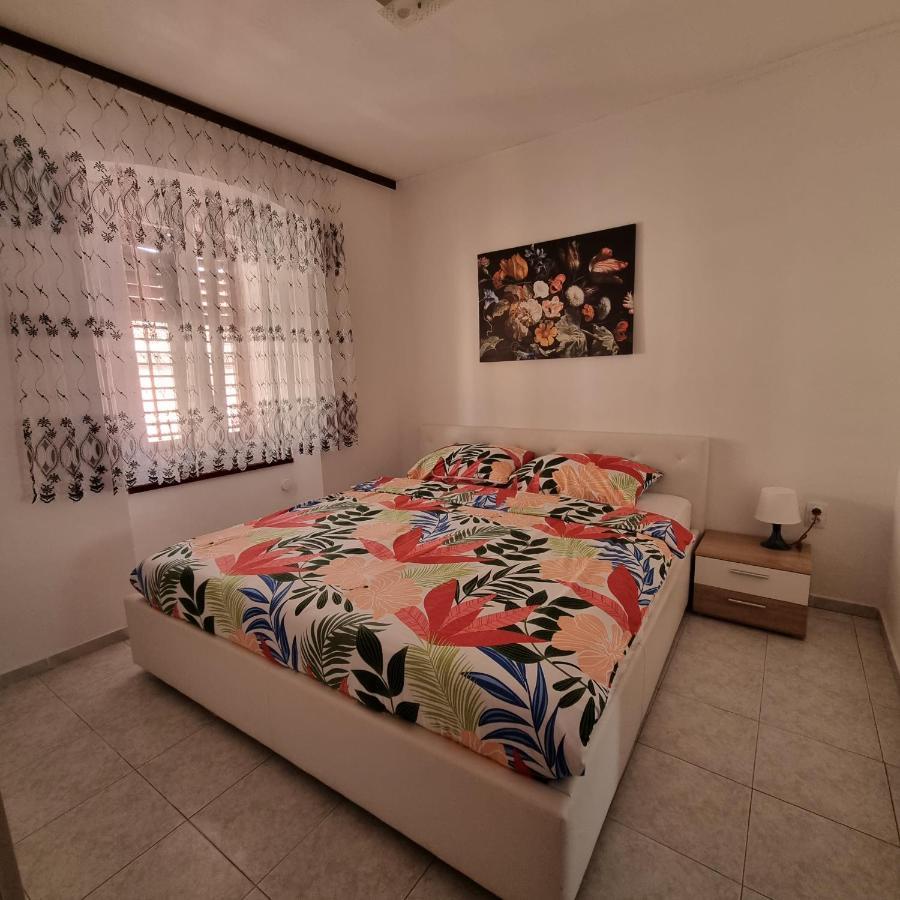 Apartman Dora With Sea View And Terrace 乌马格 外观 照片