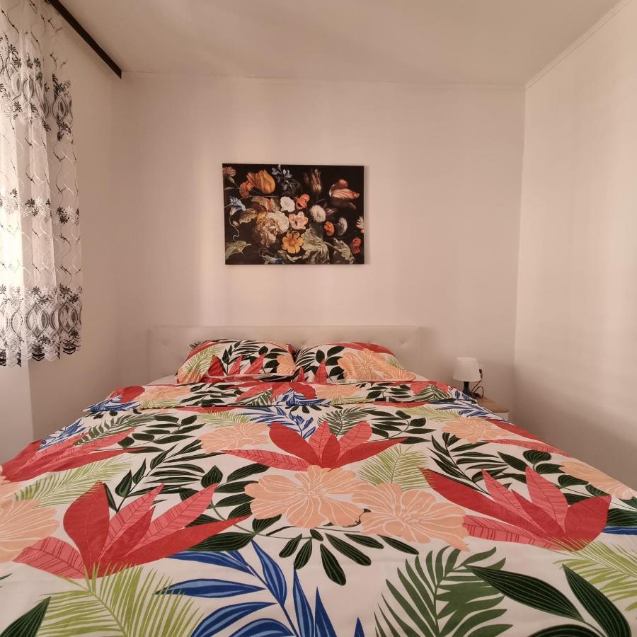 Apartman Dora With Sea View And Terrace 乌马格 外观 照片