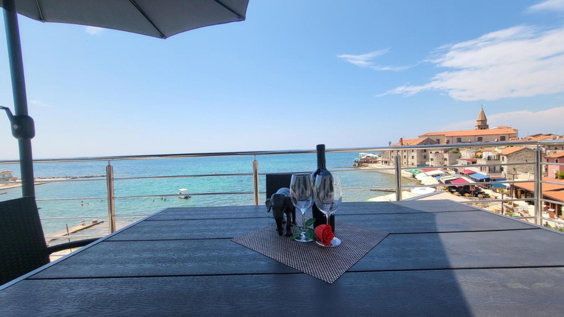Apartman Dora With Sea View And Terrace 乌马格 外观 照片