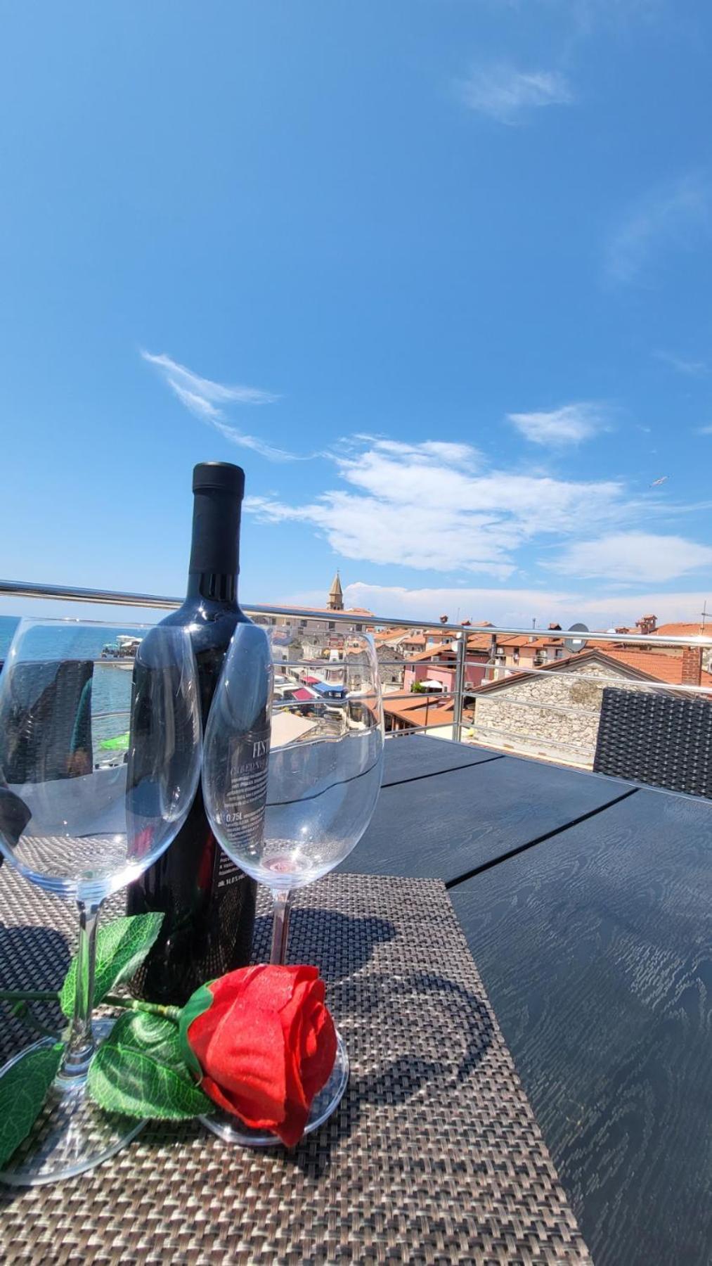 Apartman Dora With Sea View And Terrace 乌马格 外观 照片